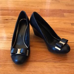 Jessica Simpson Black Gold Tipped Bow Wedges